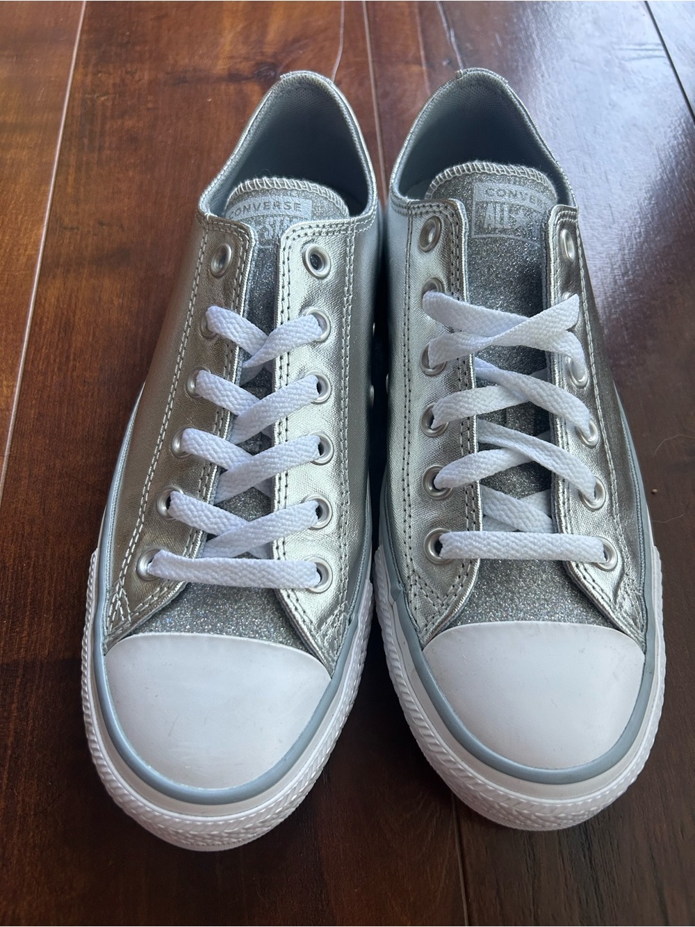 Converse Chuck Taylor low top metallic silver sneakers 8 like new